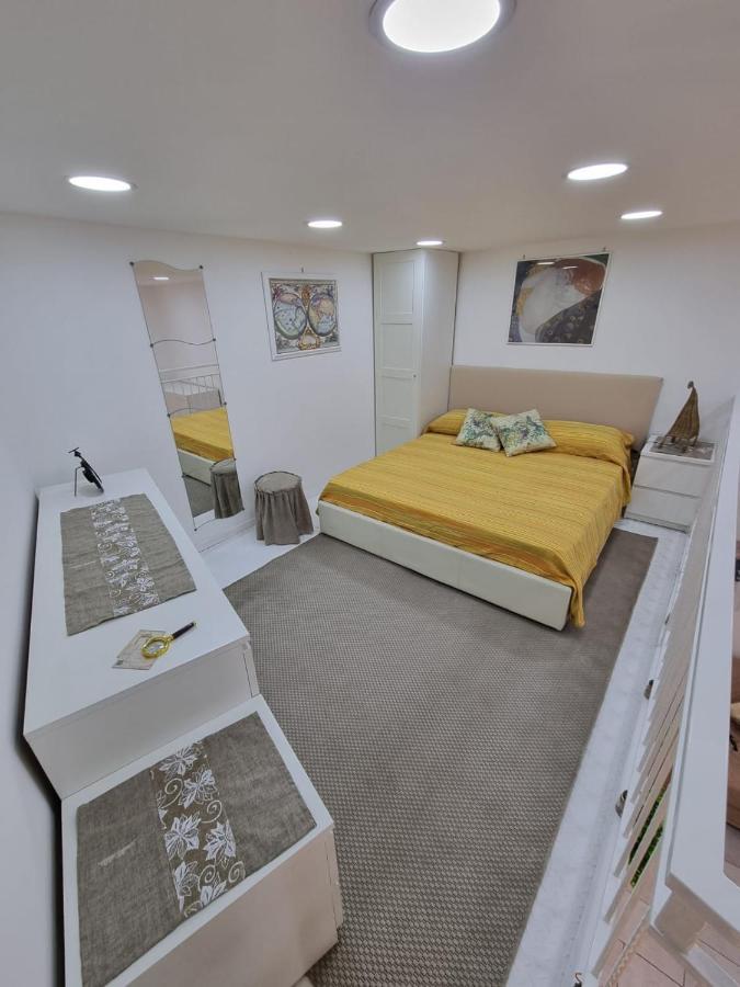 Apartment La Tana Del Viaggiatore, Parcheggio Gratuito Naples